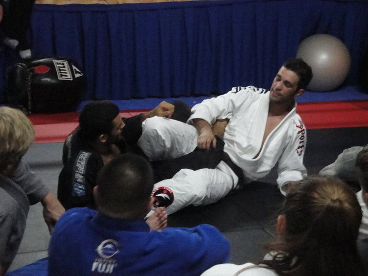 Roli demonstrating a leglock